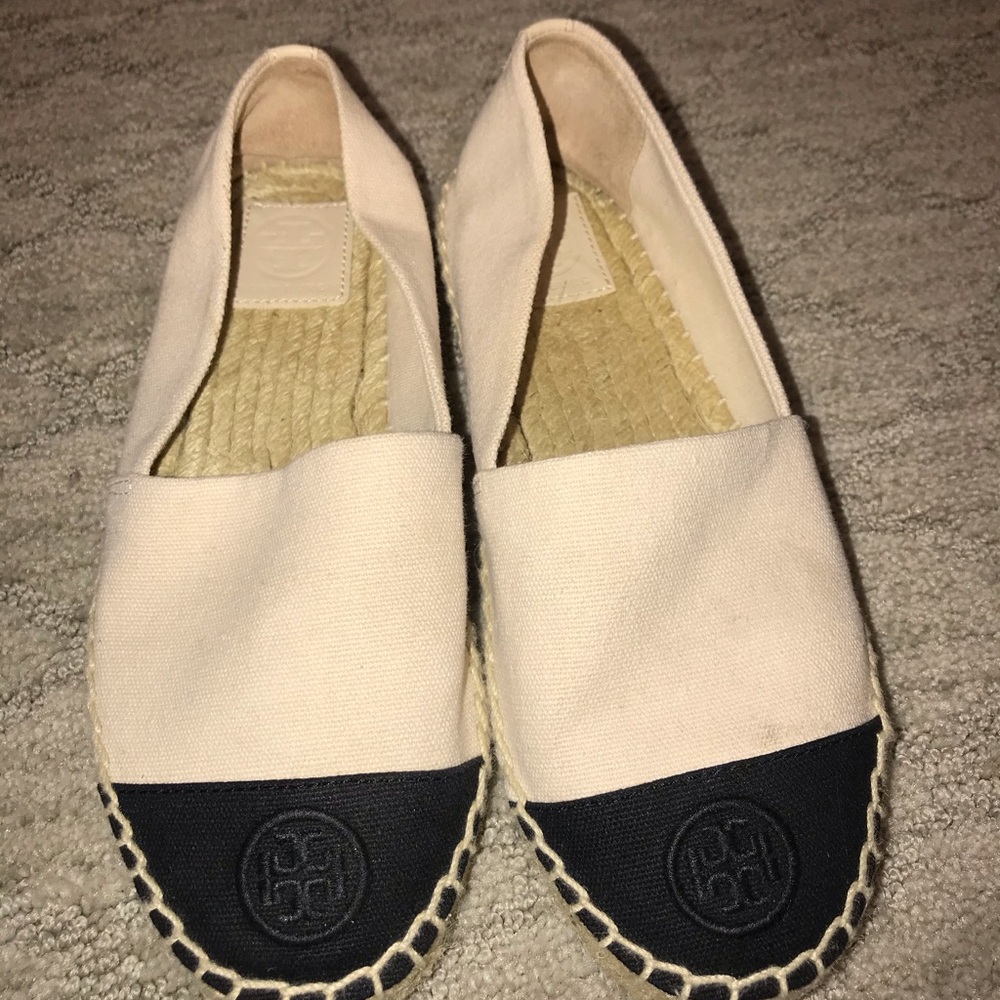 ONLY WORN ONCE TORY BURCH FLATS!!